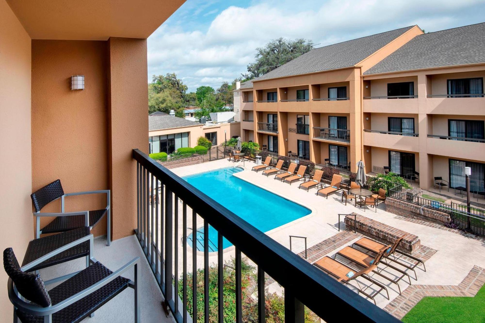 Courtyard By Marriott Savannah Midtown Hotel Exterior photo