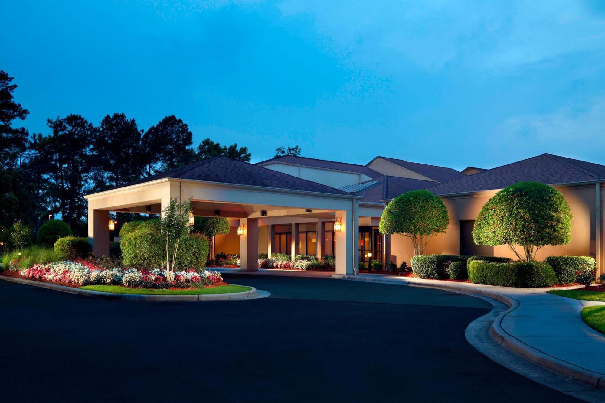 Courtyard By Marriott Savannah Midtown Hotel Exterior photo