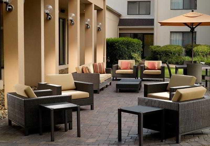 Courtyard By Marriott Savannah Midtown Hotel Interior photo