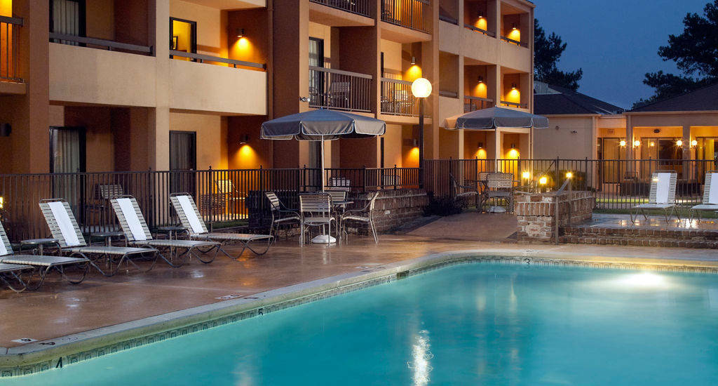 Courtyard By Marriott Savannah Midtown Hotel Exterior photo