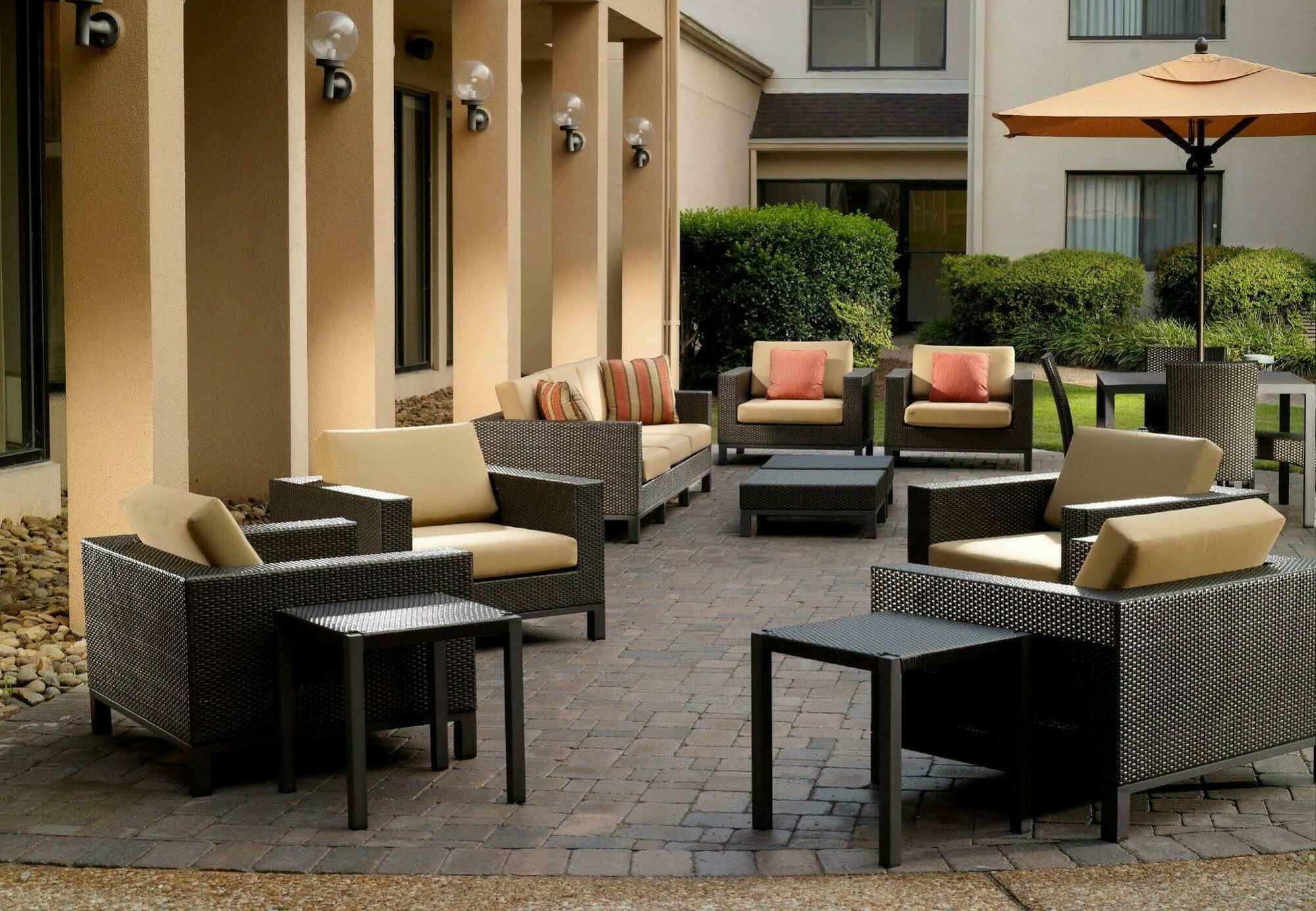 Courtyard By Marriott Savannah Midtown Hotel Exterior photo